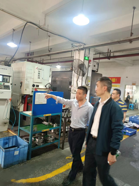 走访车间,介绍公司经营情况 走访车间,介绍公司经营情况