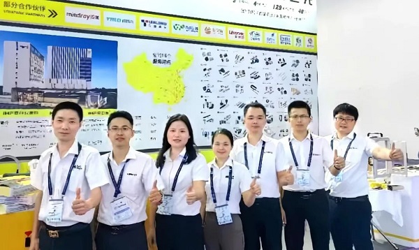 万向齿轮展会活动现场团队合照