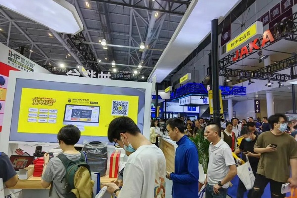 爱万向抽奖活动现场